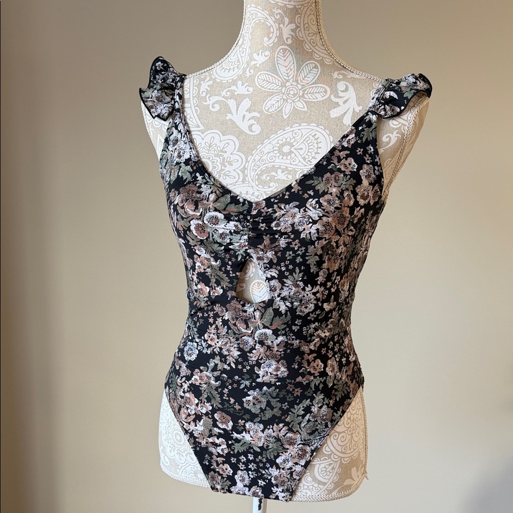 Floral Ruffle Swimsuit sz L